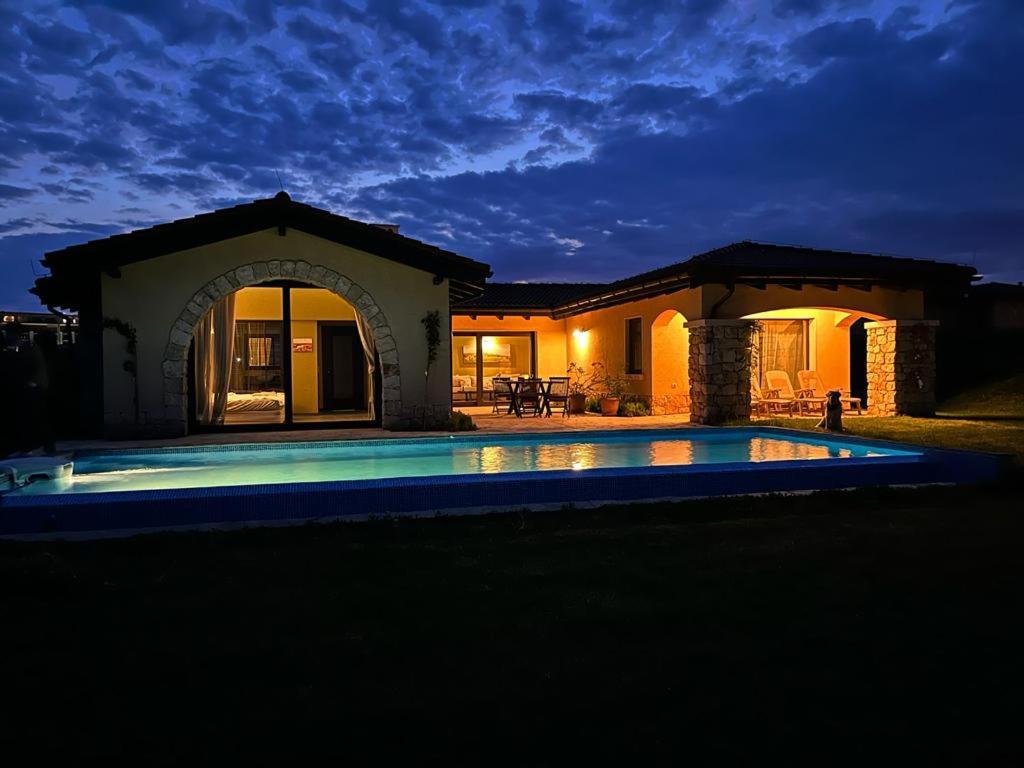 Private Villa At Blacksearama Golf & Villas Resort Baltsjik Eksteriør bilde